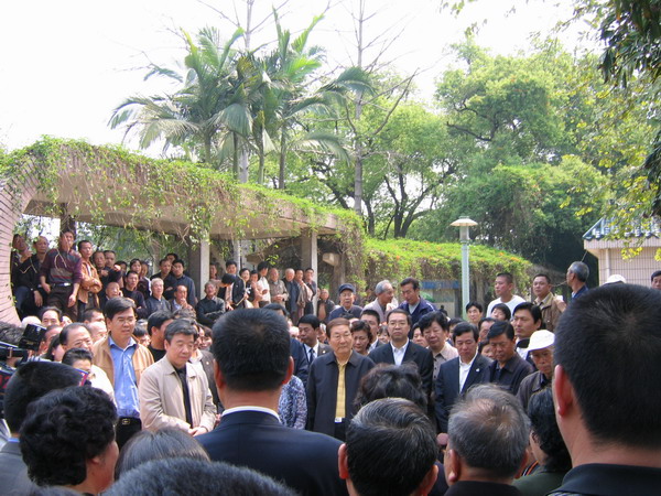 朱总理关心洁氏企业发展